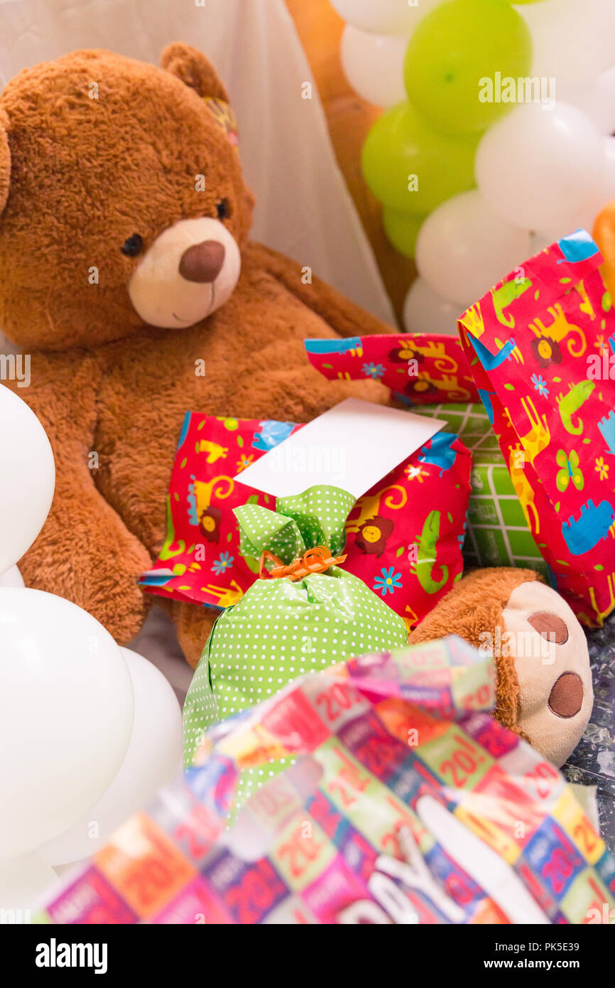 Teddybär, eingepackten Geschenke und Luftballons mit weißen Karte  Stockfotografie - Alamy