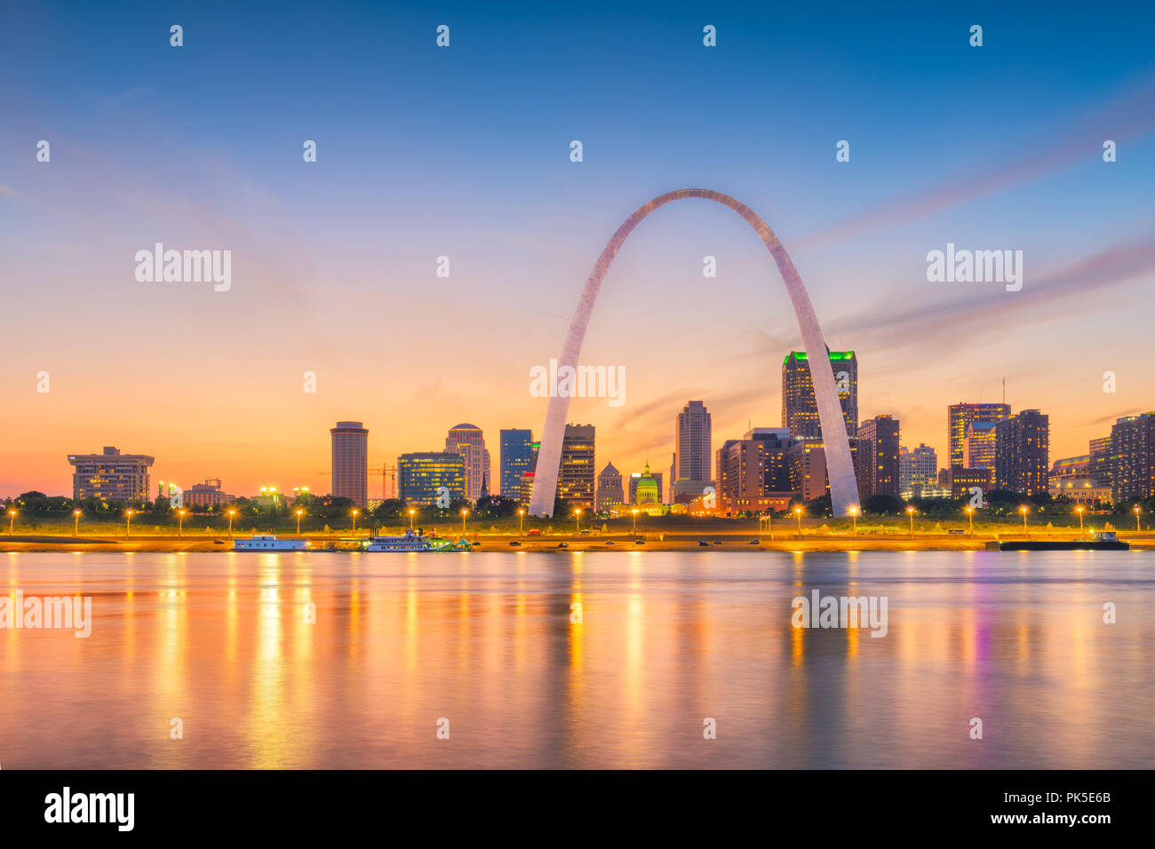 St. Louis, Missouri, USA downtown Stadtbild mit dem Bogen- und Gerichtsgebäude in der Abenddämmerung. Stockfoto