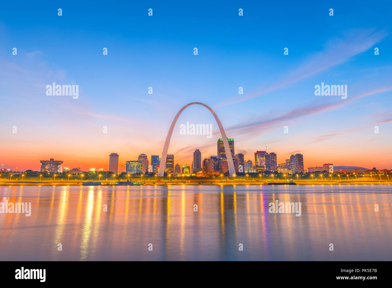 St. Louis, Missouri, USA downtown Stadtbild mit dem Bogen- und Gerichtsgebäude in der Abenddämmerung. Stockfoto