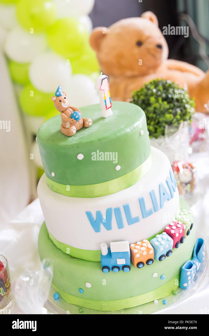 Grün und Weiß Geburtstag Kuchen mit einem Jahr alten Kerze und Teddybär  Stockfotografie - Alamy