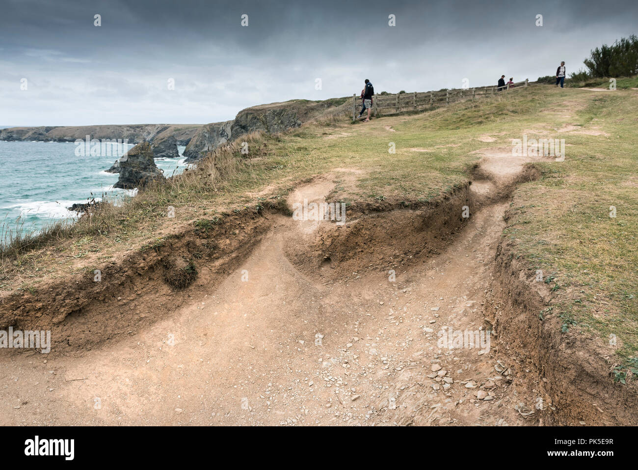 Schwere Erosionsschäden an der South West Coast Path mit Blick auf Bedruthan Steps auf der nördlichen Küste von Cornwall. Stockfoto