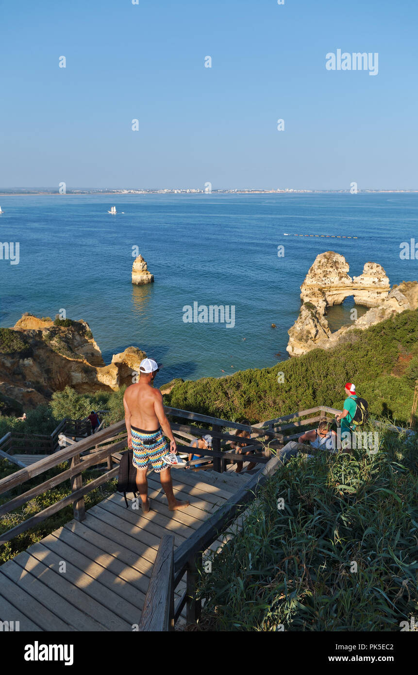 Strandszene in Camilo Beach während der Sommersaison. Lagos, Algarve, Portugal Stockfoto