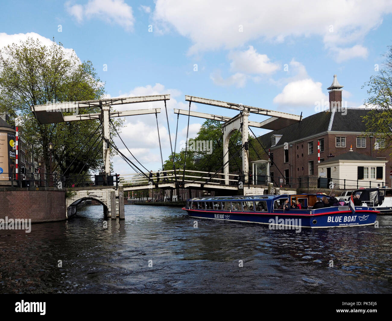 Heben Brücke der Zugbrücke Typ auf einer Gracht in Amsterdam. Stockfoto