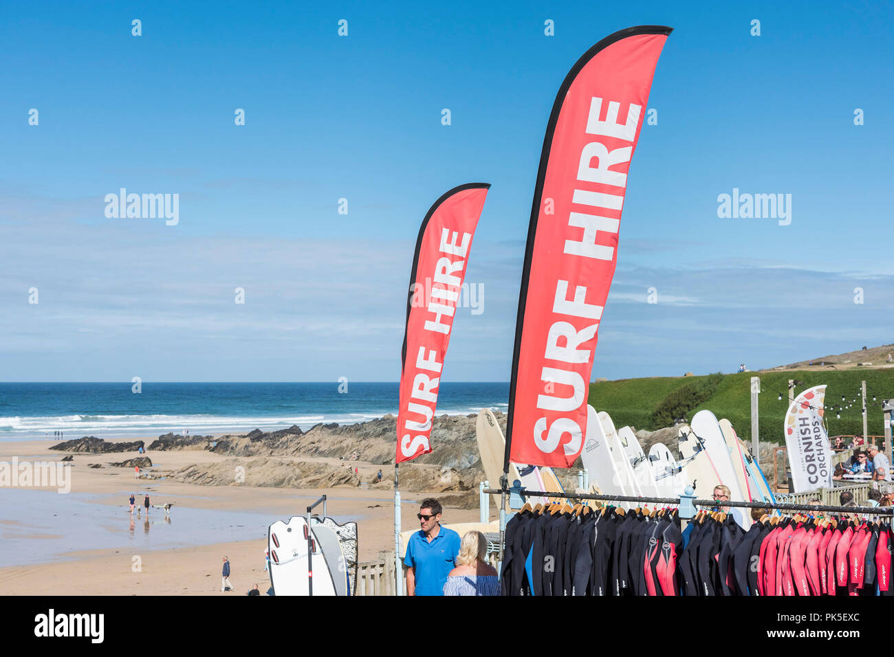Bunte Banner Werbung Surfen Mietwagen am Fistral in Newquay Cornwall. Stockfoto