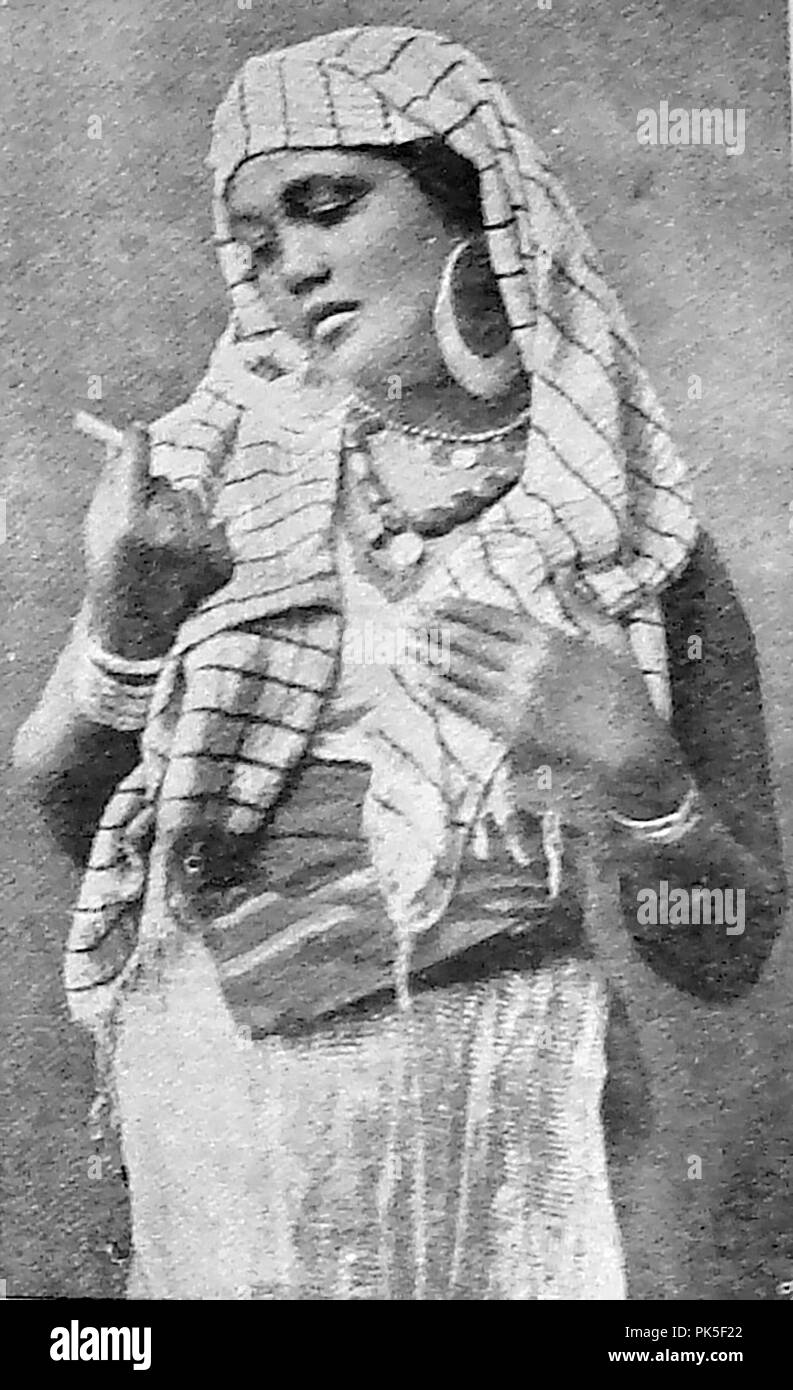1920er Bild - Nationale Kleid zu dieser Zeit - eine typische ägyptische Frau Stockfoto
