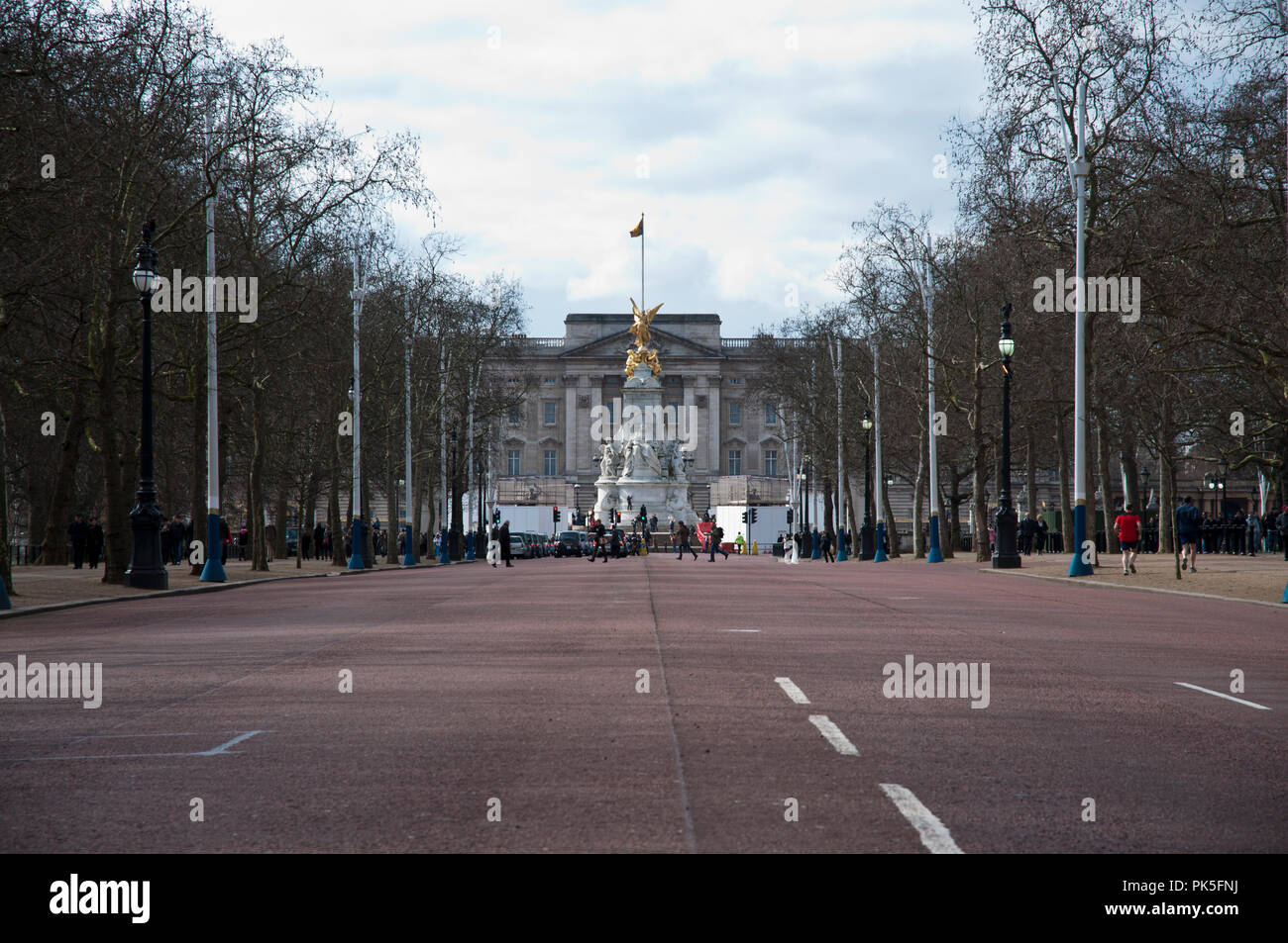 LONDON, ENGLAND - MÄRZ 2013: Buckingham Palast aus der Mitte der Mall frei von Verkehr gesehen. Stockfoto