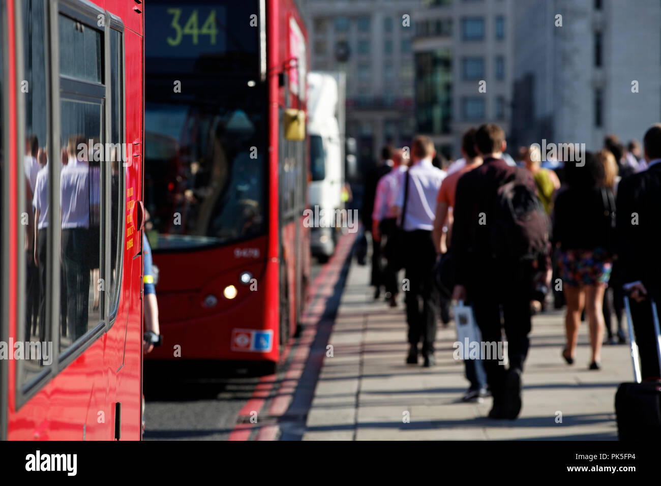 Passanten und Pendler in London. Gruppe von nicht identifizierbaren Fußgänger in der Sonne auf die London Bridge Stockfoto