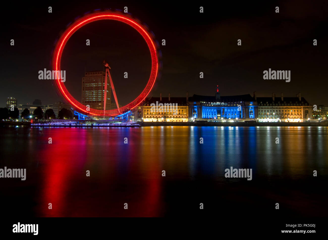 LONDON EYE, LONDON - NOVEMBER 2011. Auch als Millennium Wheel bekannt. Schuß in der Nacht, wenn das Rad im Kit mit LED-Beleuchtung der County Hall zu entsprechen Stockfoto