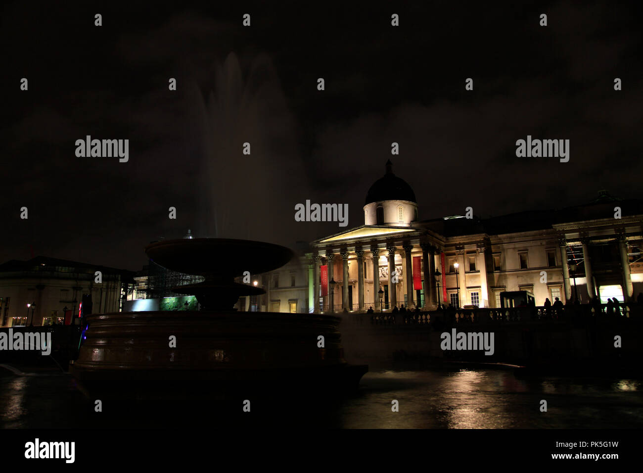 TRAFALGAR SQUARE, LONDON - November 2011: National Gallery in London mit Brunnen bei Nacht. Die vordere Fassade des Museums auf der nördlich des Platzes Stockfoto