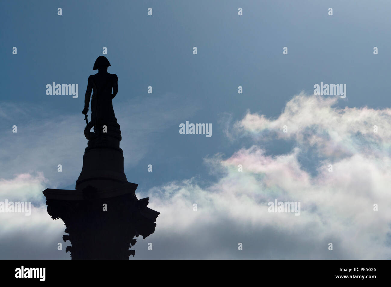Nelson's Column, London Silhouette. Spalte und die Statue von Admiral Lord Nelson bei Trafalgar Square im Zentrum von London. Blauer Himmel mit weißen Wolken. Stockfoto