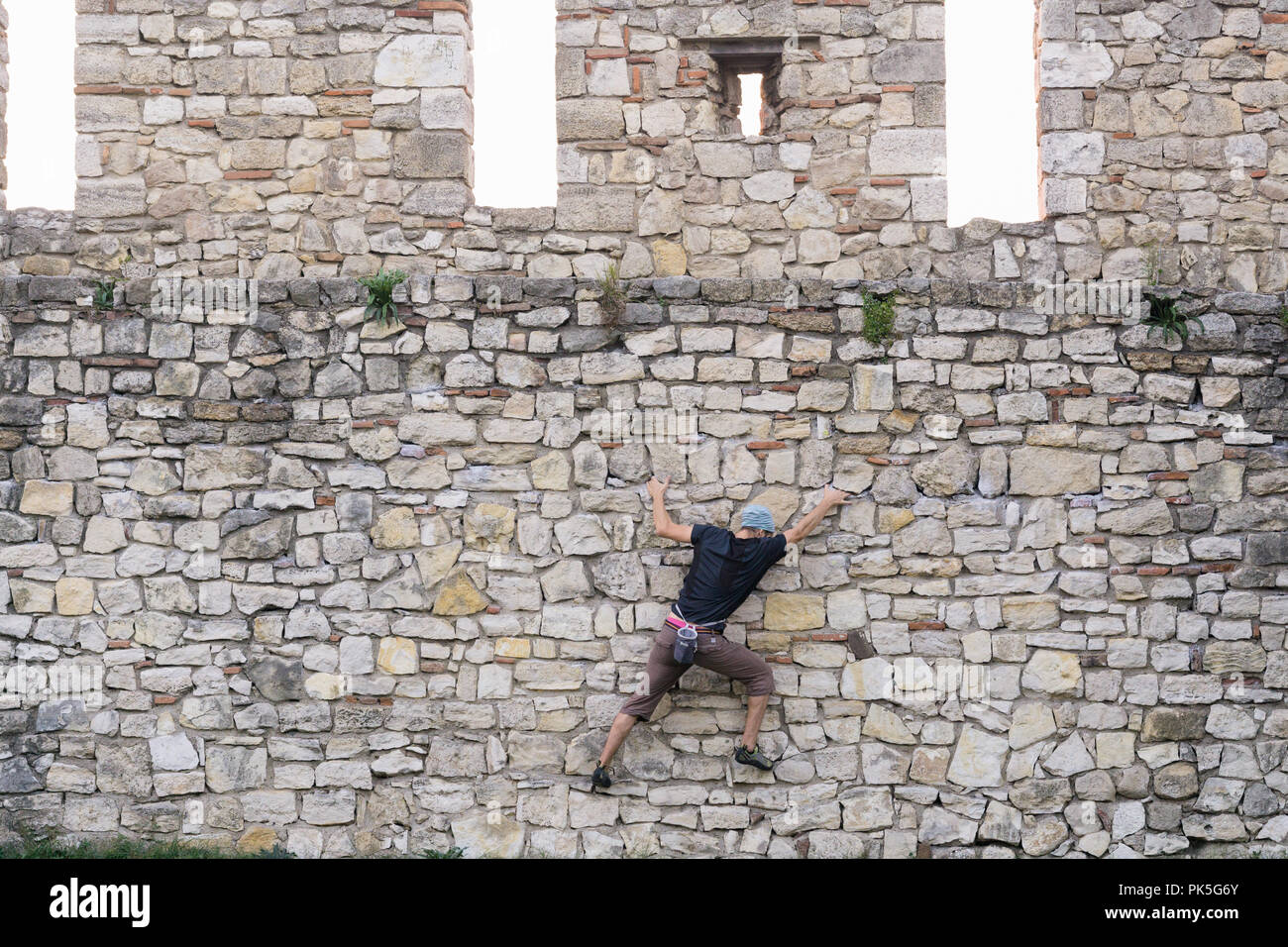 Mann Ausübung Klettern an der Wand der Belgrader Festung Kalemegdan, Serbien. Stockfoto