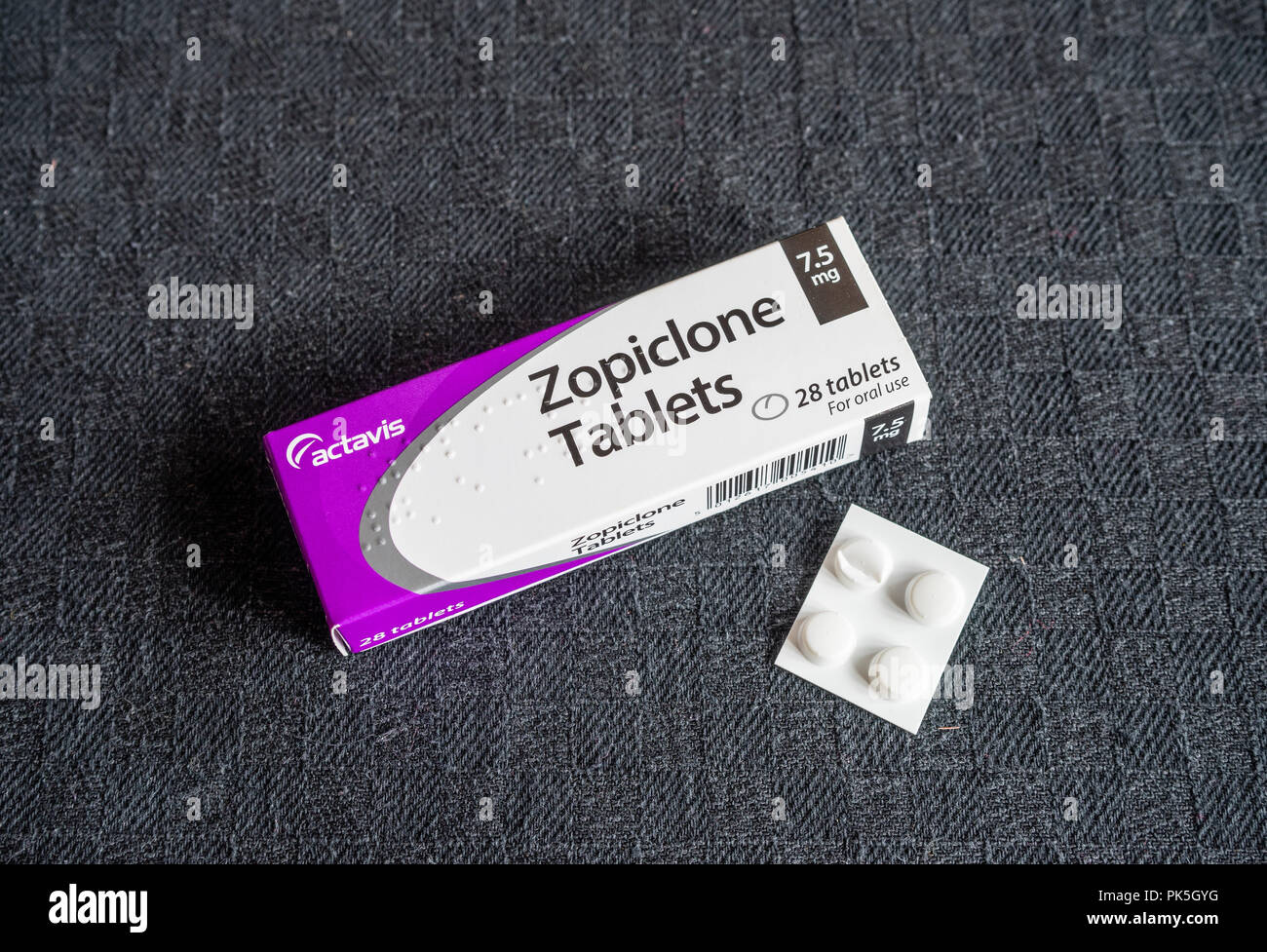 DIES IST Ein LAGERFOTO - eine Schachtel / Packung mit 28 x 7,5 mg Zopiclon verschreibungspflichtigen Schlaftabletten vor schwarzem Hintergrund Stockfoto