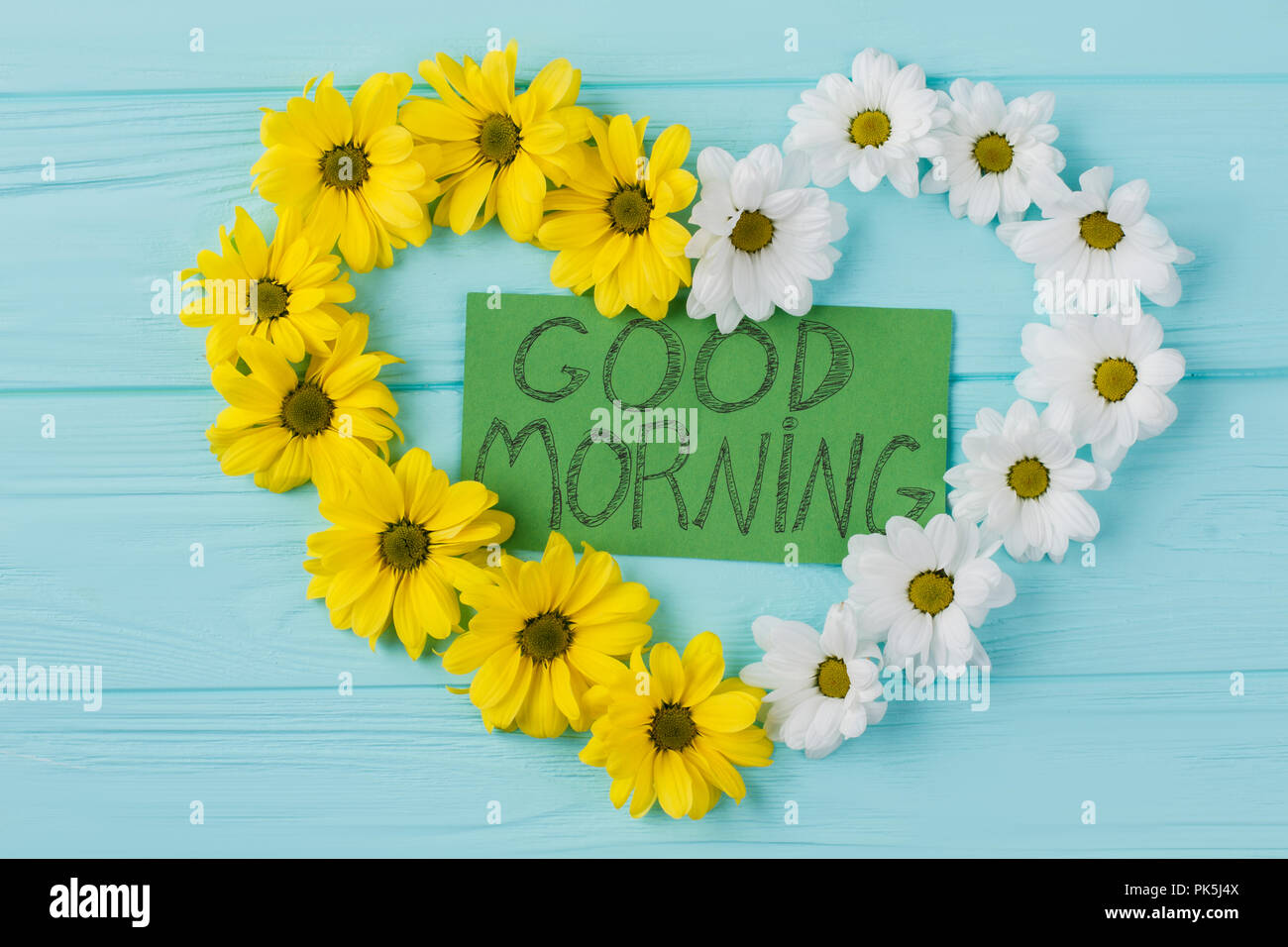 Gelbe Und Weisse Herzen Blumen Komposition Guten Morgen Wunschen Lassen Sie Sich Uberraschen Blau Holz Hintergrund Stockfotografie Alamy