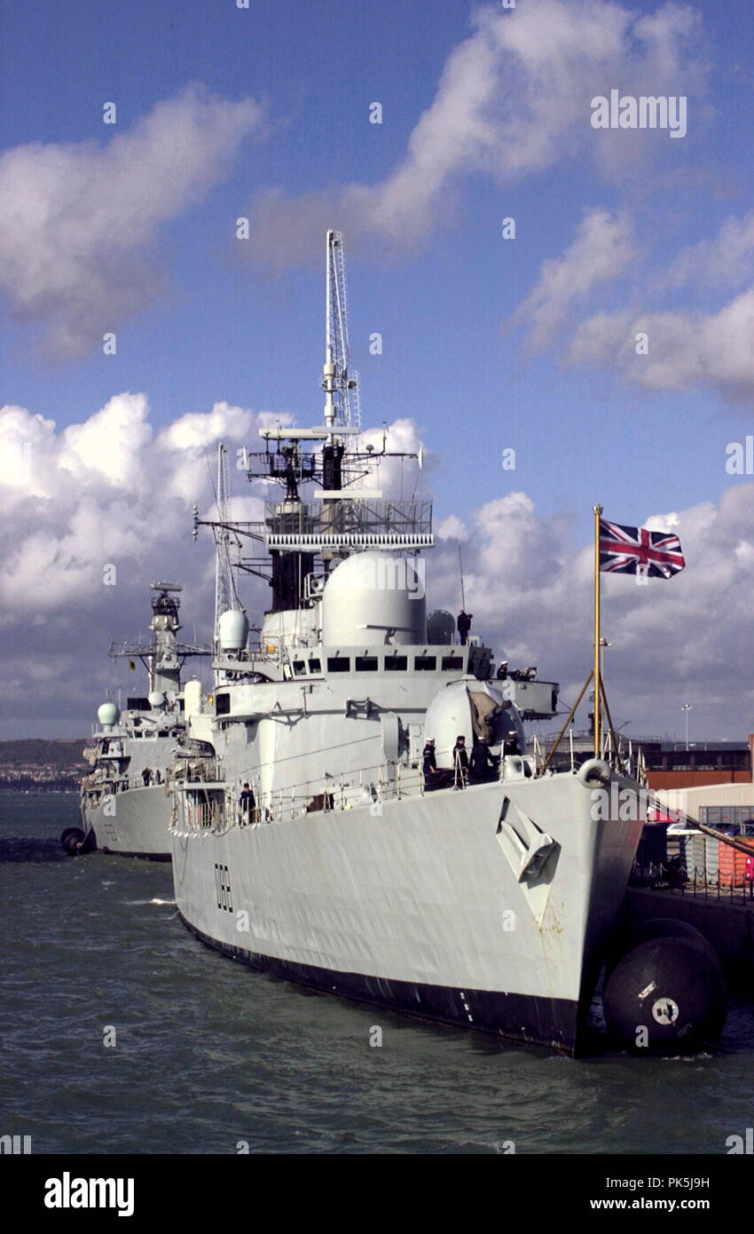 AJAXNETPHOTO. 5. Oktober 2004. PORTSMOUTH, England. - Typ 42 Zerstörer HMS GLASGOW GÜNSTIG VOR TYP 23 Fregatte HMS ST. ALBANS. Foto: Jonathan Eastland/AJAX. REF: D 40510 1030 Stockfoto