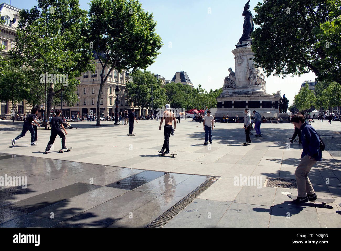 Jugendliche Skate Am Platz Der Republik Place De La Republique In Paris Das Bild Zeigt Die Jugend Kultur Der Stadt Stockfotografie Alamy