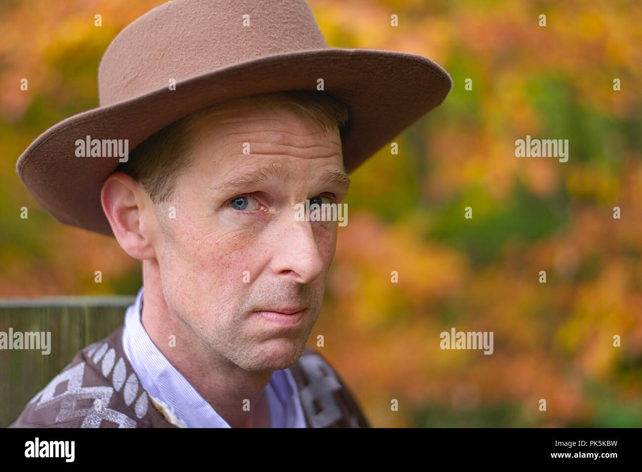 Ein Kopfschuss eines mittleren Alter Mann, der eine Cowboy Stil hat Stockfoto