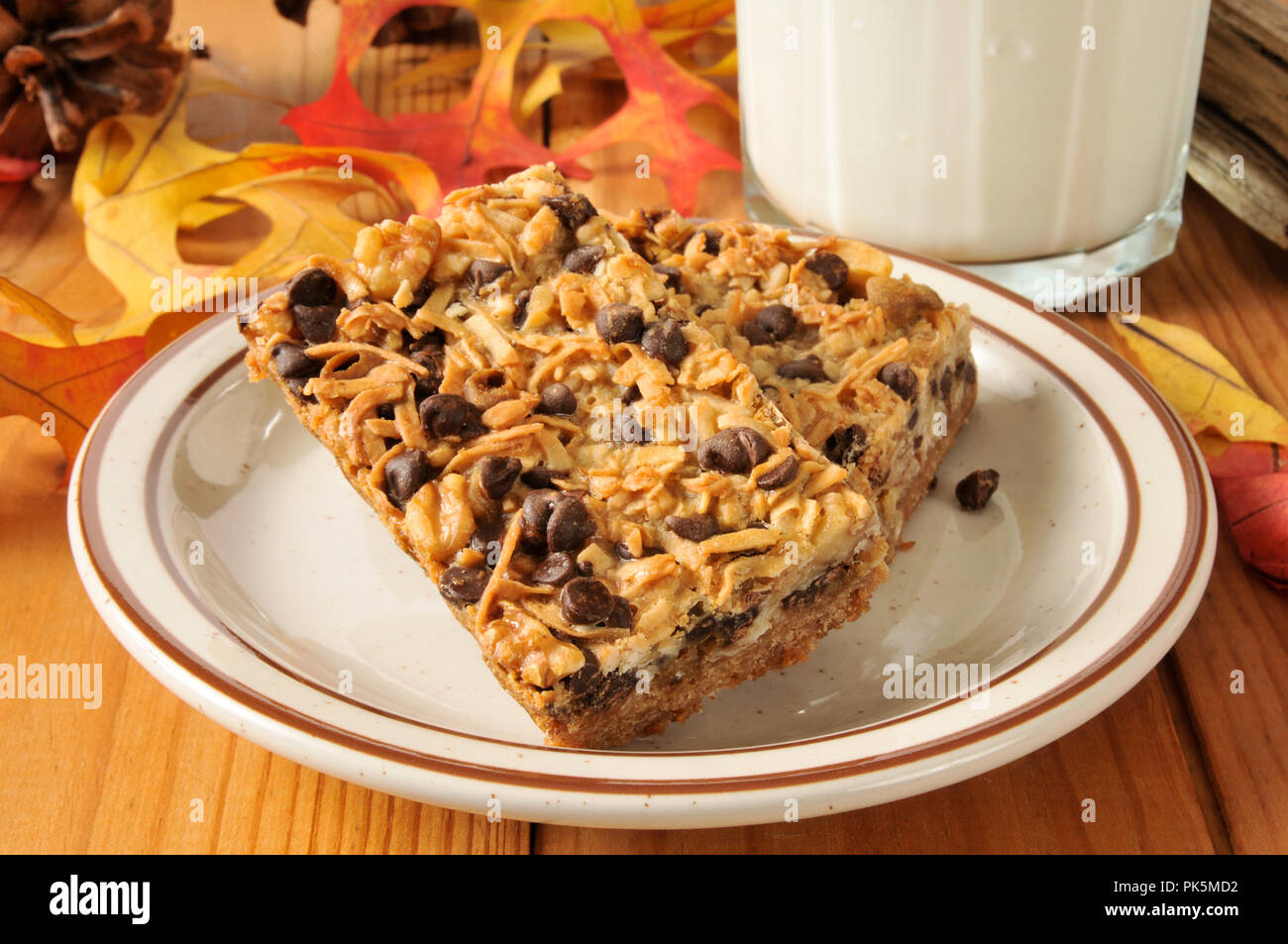 Sündhaft lecker desset Bars mit Schokolade, Kokos, und ein Glas Milch Stockfoto