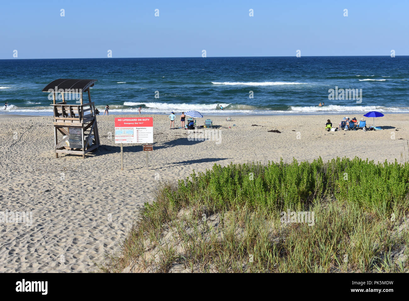 Coquina Beach am Cape Hatteras National Seashore mit Zeichen, die keine Rettungsschwimmer und gefährlichen rip-Ströme. Stockfoto