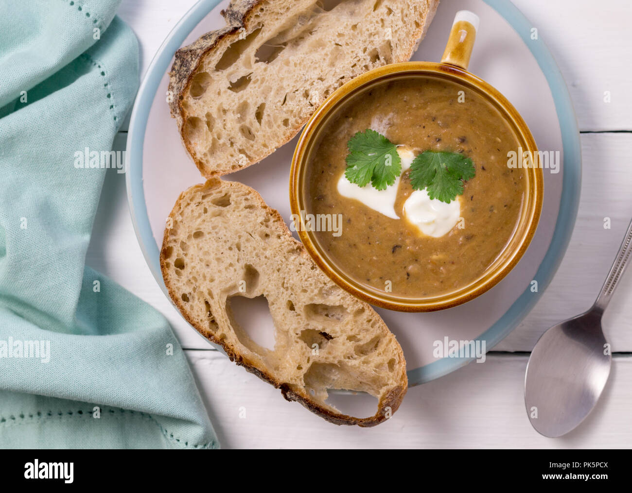 Gemüsesuppe mit Scheiben Brot - Ansicht von oben Foto auf weißen Tisch Stockfoto