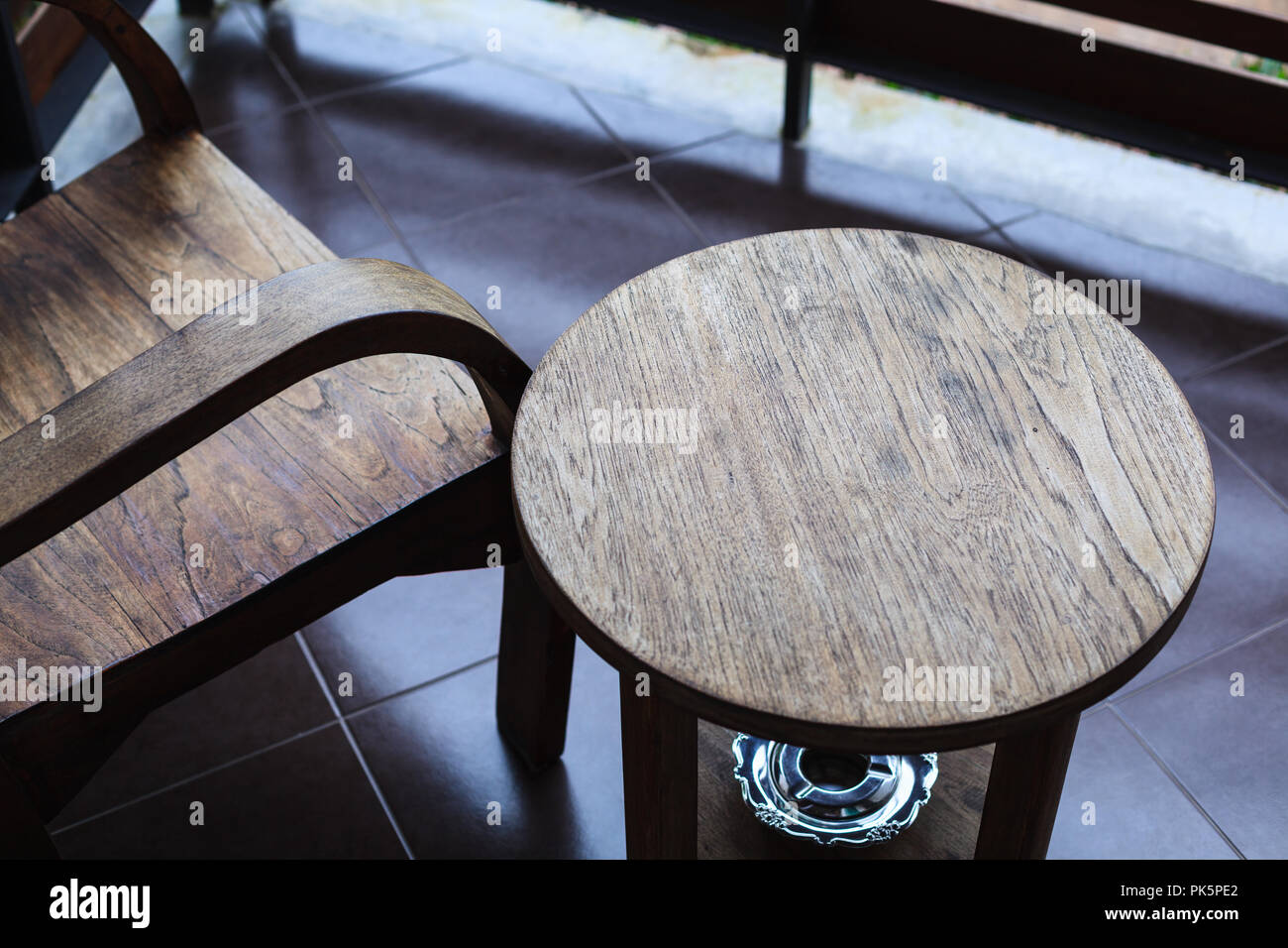 Indoor traditionellen tropischen Muster Holz Stuhl und Tisch mit