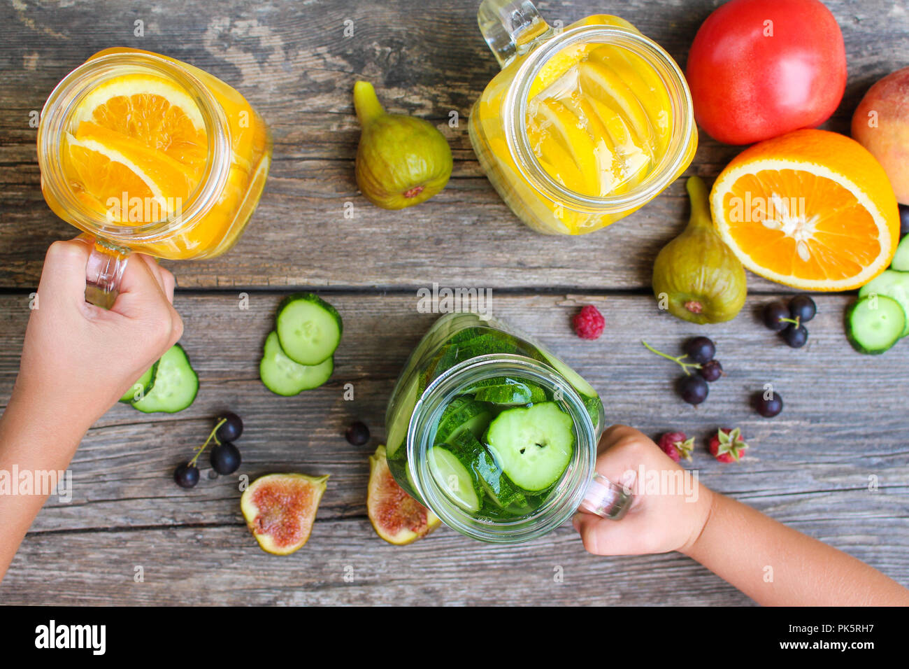 Kinder die Hände nehmen Sie Getränke mit Obst und Gemüse. Stockfoto