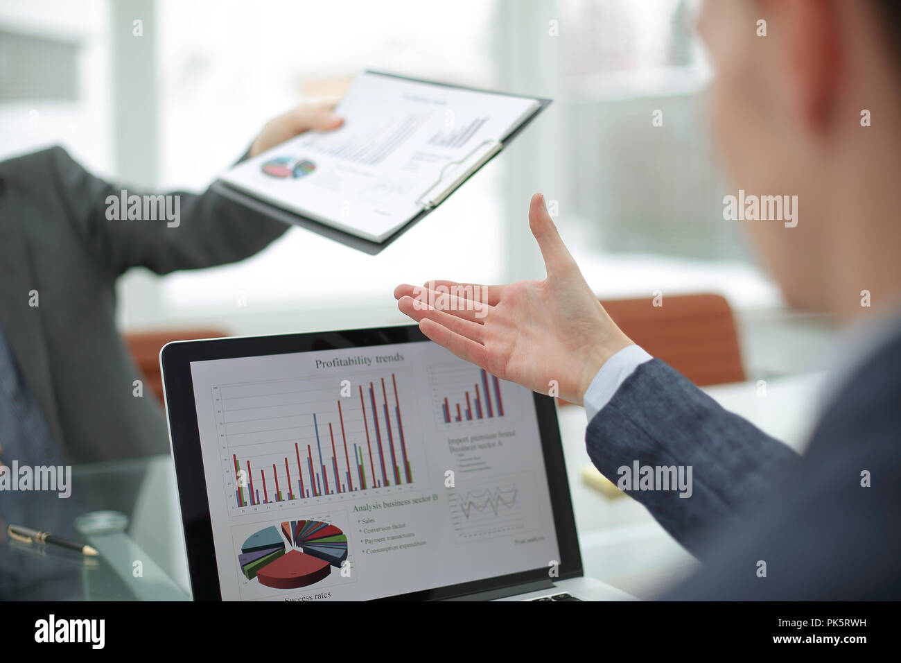 Bis zu schließen. Der Manager gibt dem Manager Financial Dokumente Stockfoto