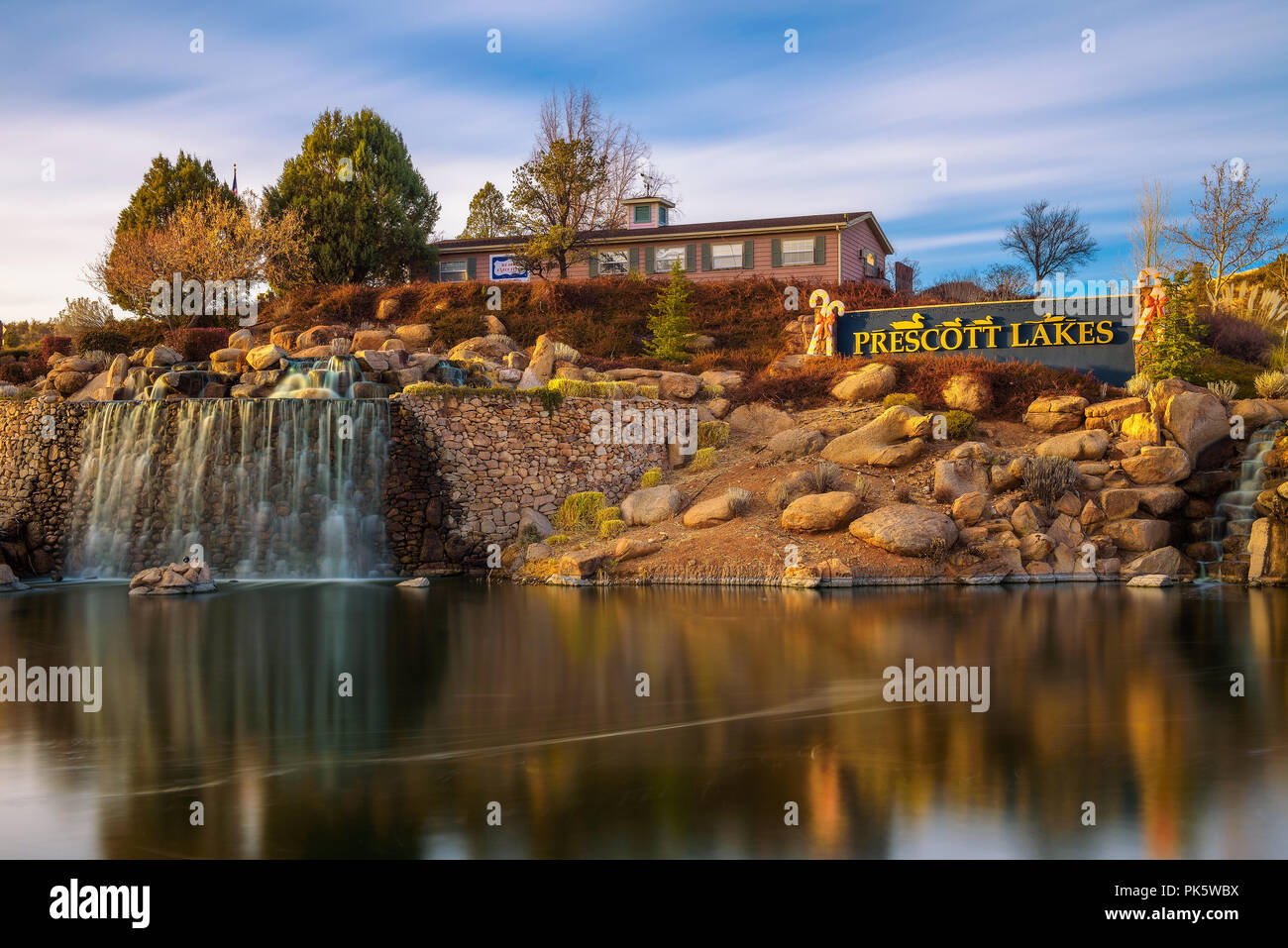 Prescott Seen Zeichen mit einem künstlichen Wasserfall in Arizona Stockfoto