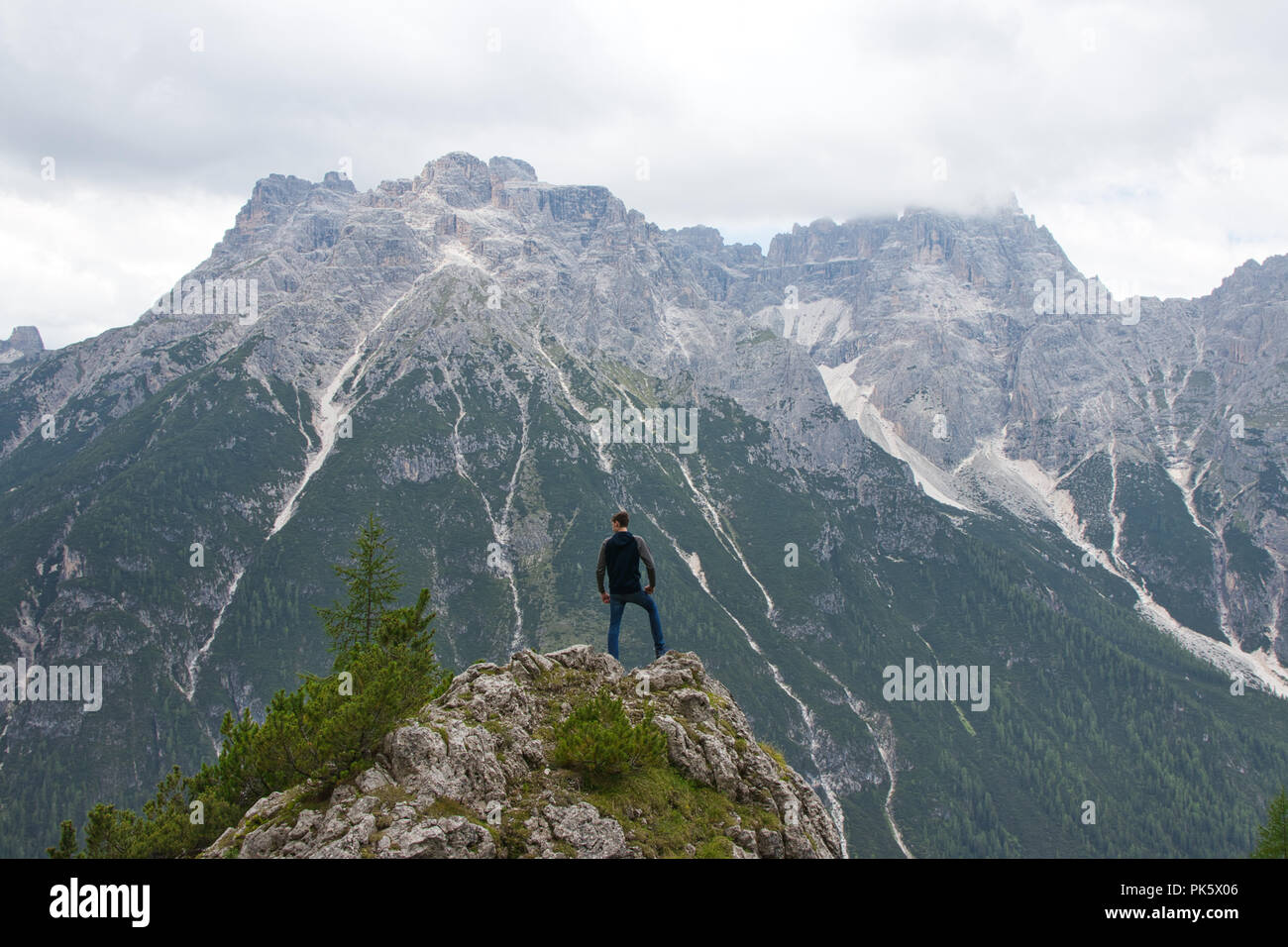 Mann auf dem Gipfel eines Berges Stockfoto