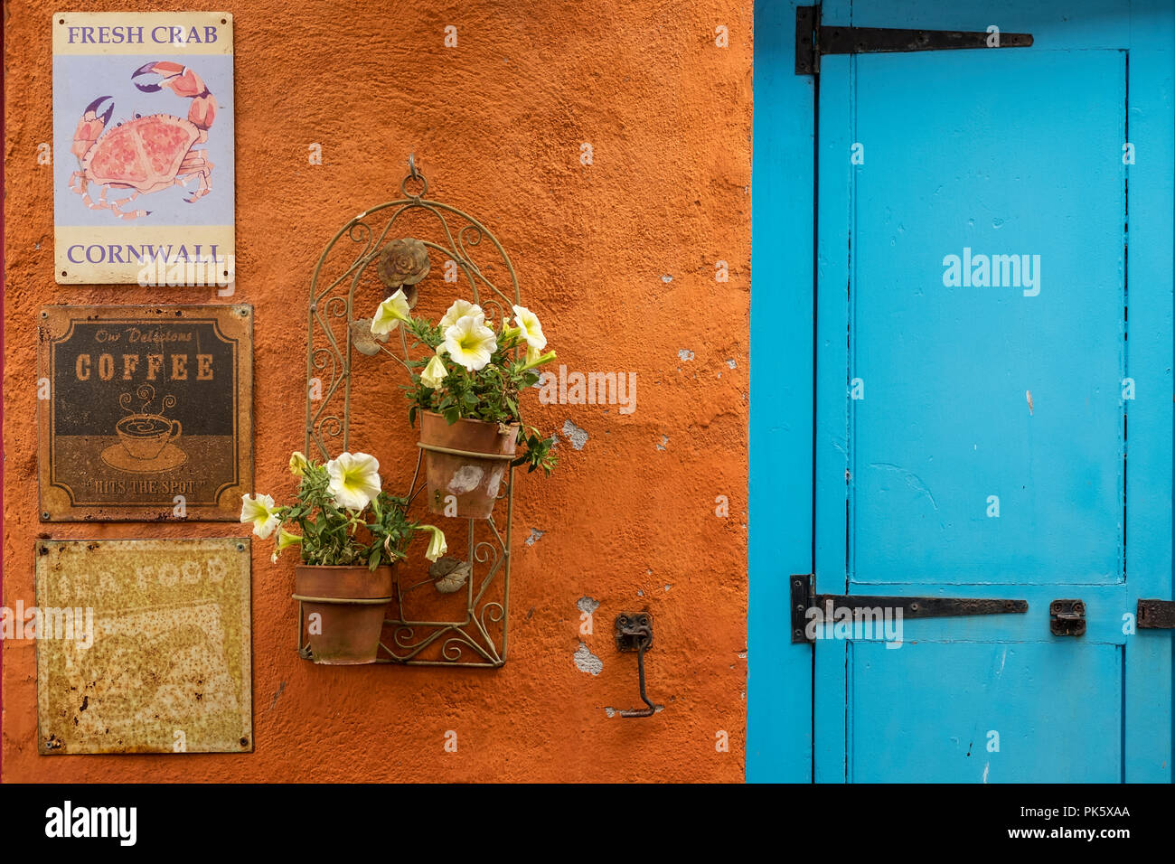 Bunte Fassade eines Crab Cafe Shop in Cornwall. Stockfoto