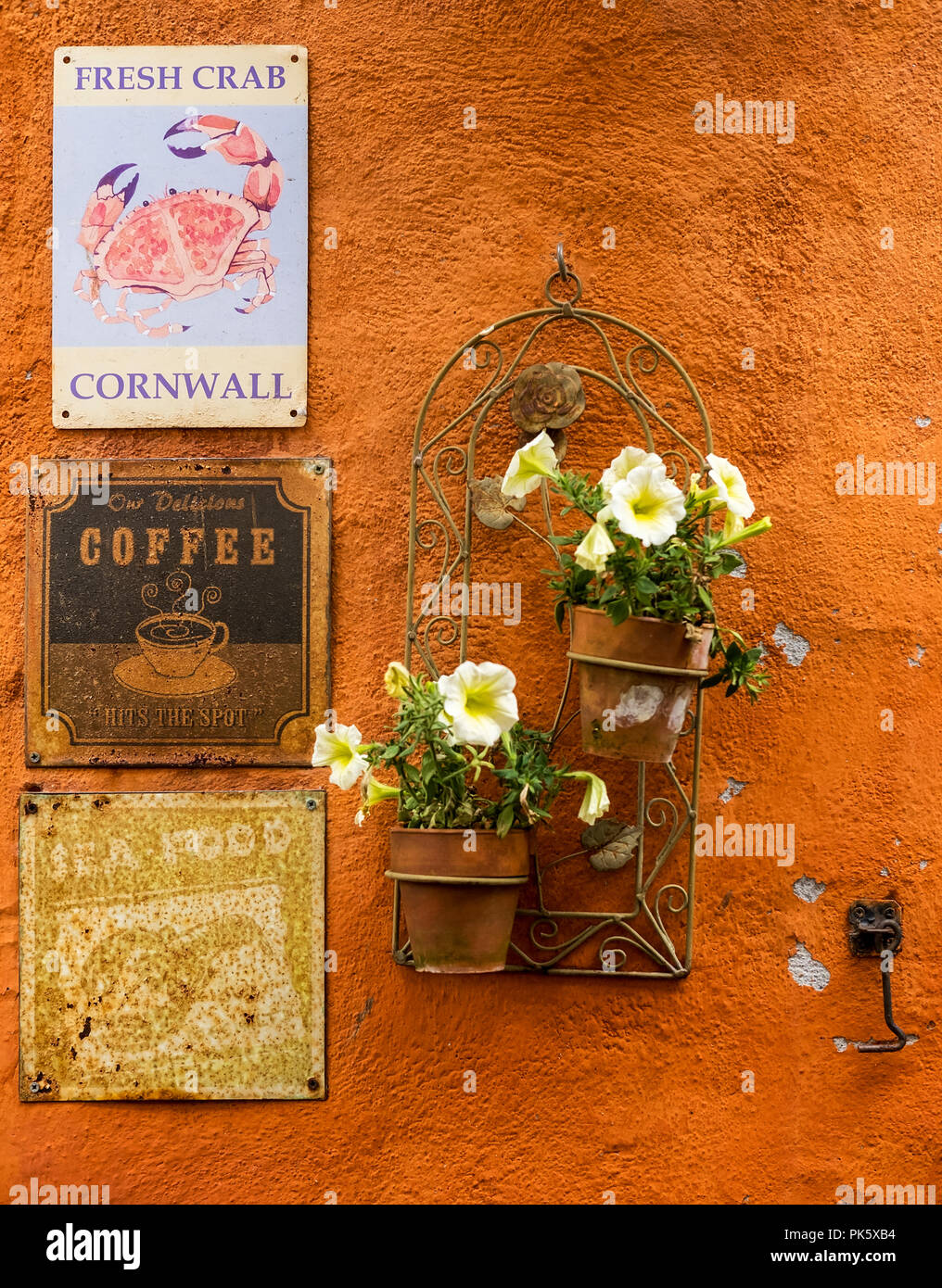 Bunte Fassade eines Crab Cafe Shop in Cornwall. Stockfoto