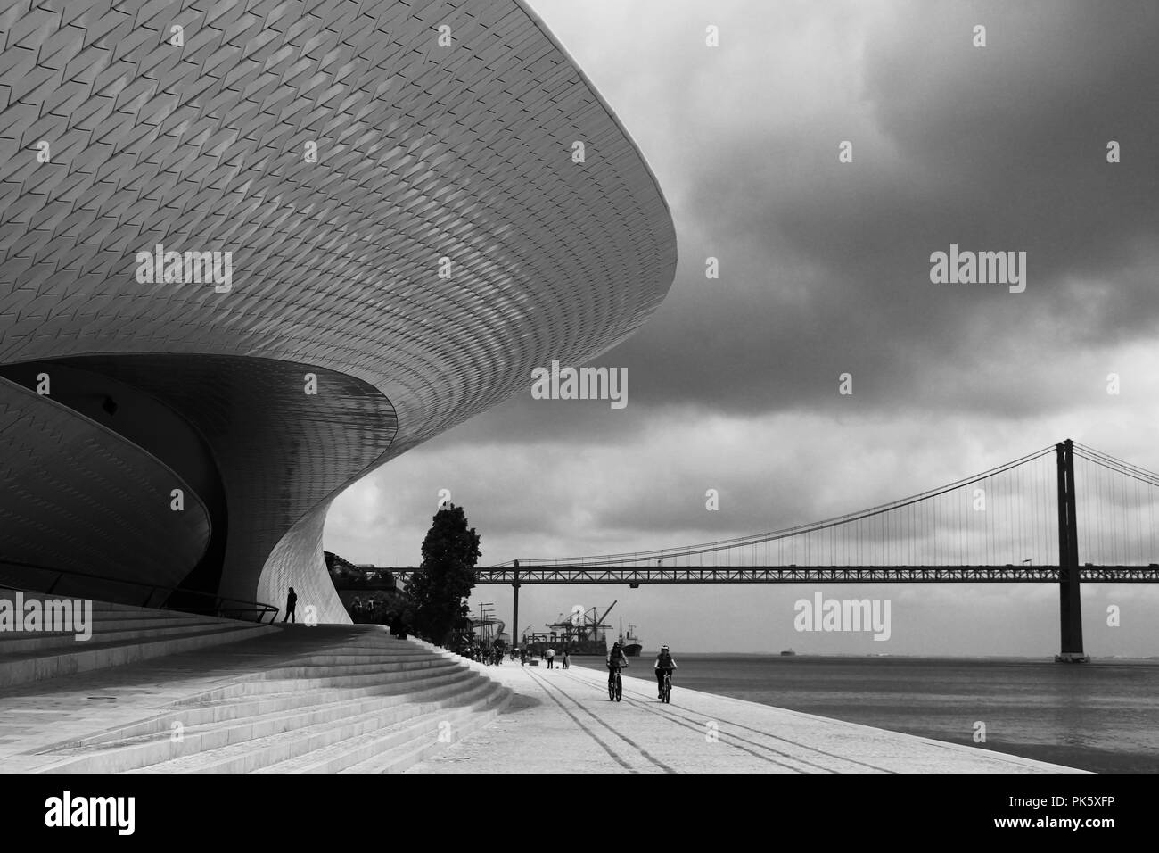 Lissabon, Portugal - Juni 3, 2018: Schöne keramische wand Textur von Neben den Tejo in Lissabon. Schwarzweiß-Fotografie. Stockfoto