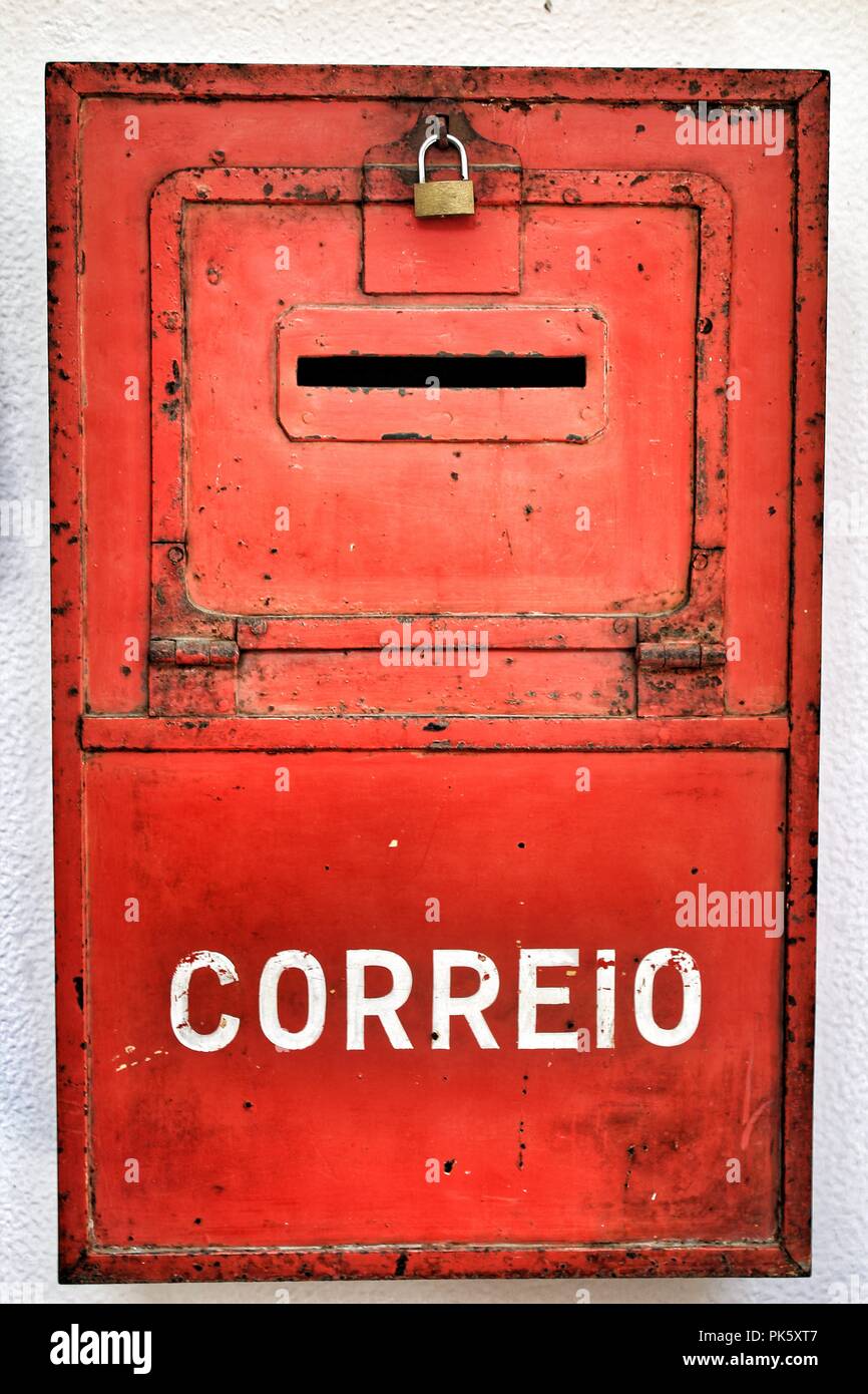Bunt metallic mail box in roter Farbe an der Wand mit alter ... Bunt metallic mail box in roter Farbe an der Wand mit alter ...