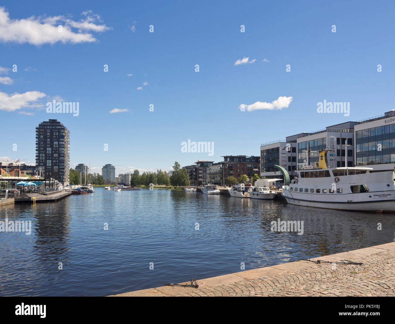 Blick von Bryggudden in Karlstad Värmland Schweden, Restaurants und Marina, wo Klarälven entspricht den Vänern See Stockfoto