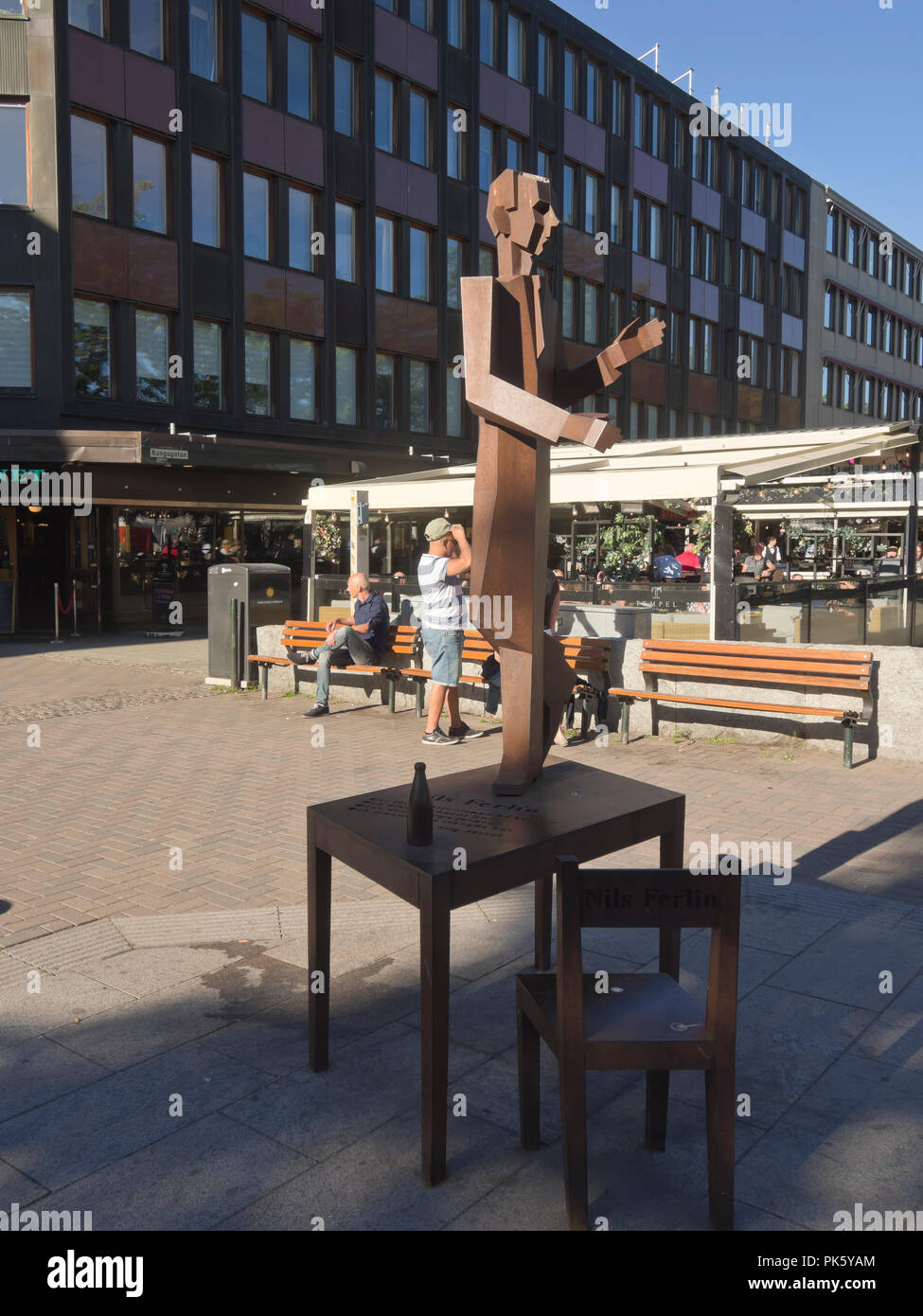 Statue mit der Darstellung der verstorbenen schwedischen dichter Nils Ferlin in der Stadt Marktplatz in Karlstad Värmland Schweden Stockfoto