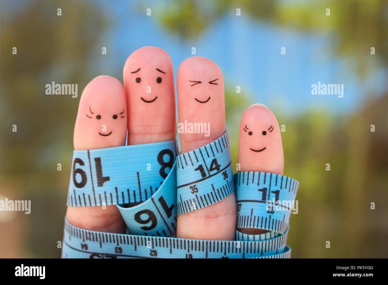 Finger Kunst einer glücklichen Familie mit Maßband. Konzept der Gewicht zusammen zu verlieren. Stockfoto