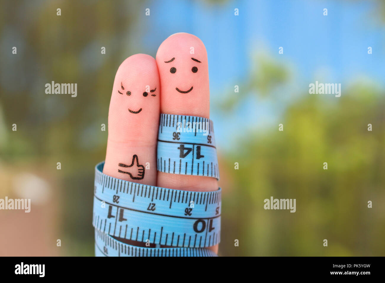 Finger Kunst der ein glückliches Paar mit Maßband. Konzept der Gewicht zusammen zu verlieren. Stockfoto