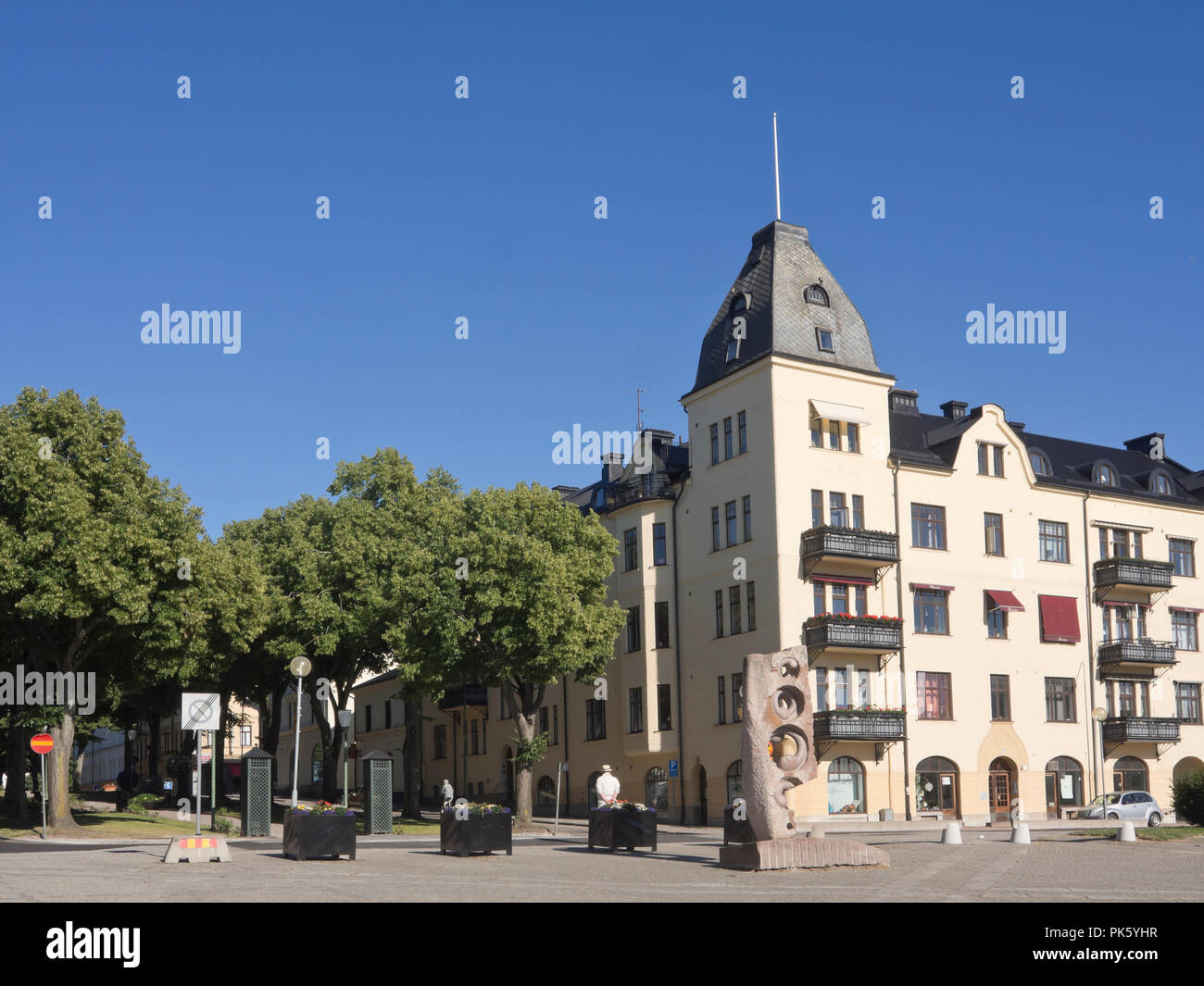 Esplanaden einer von Bäumen gesäumten Promenade im Zentrum von Mariestad, einer malerischen Stadt am Ufer des Vänern der größte See in Schweden von hamngatan gesehen Stockfoto