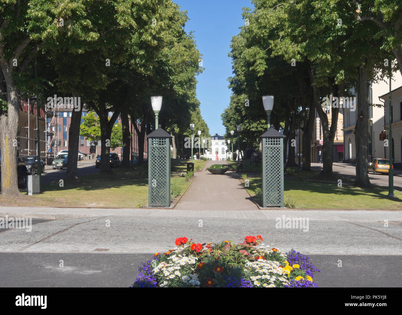 Esplanaden einer von Bäumen gesäumten Promenade im Zentrum von Mariestad, einer malerischen Stadt am Ufer des Vaenern der größte See in Schweden Stockfoto