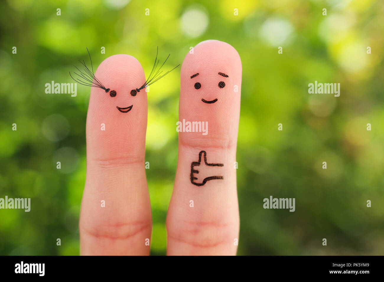 Finger Kunst der glückliches Paar. Mann mag lange Wimpern der Frauen. Stockfoto