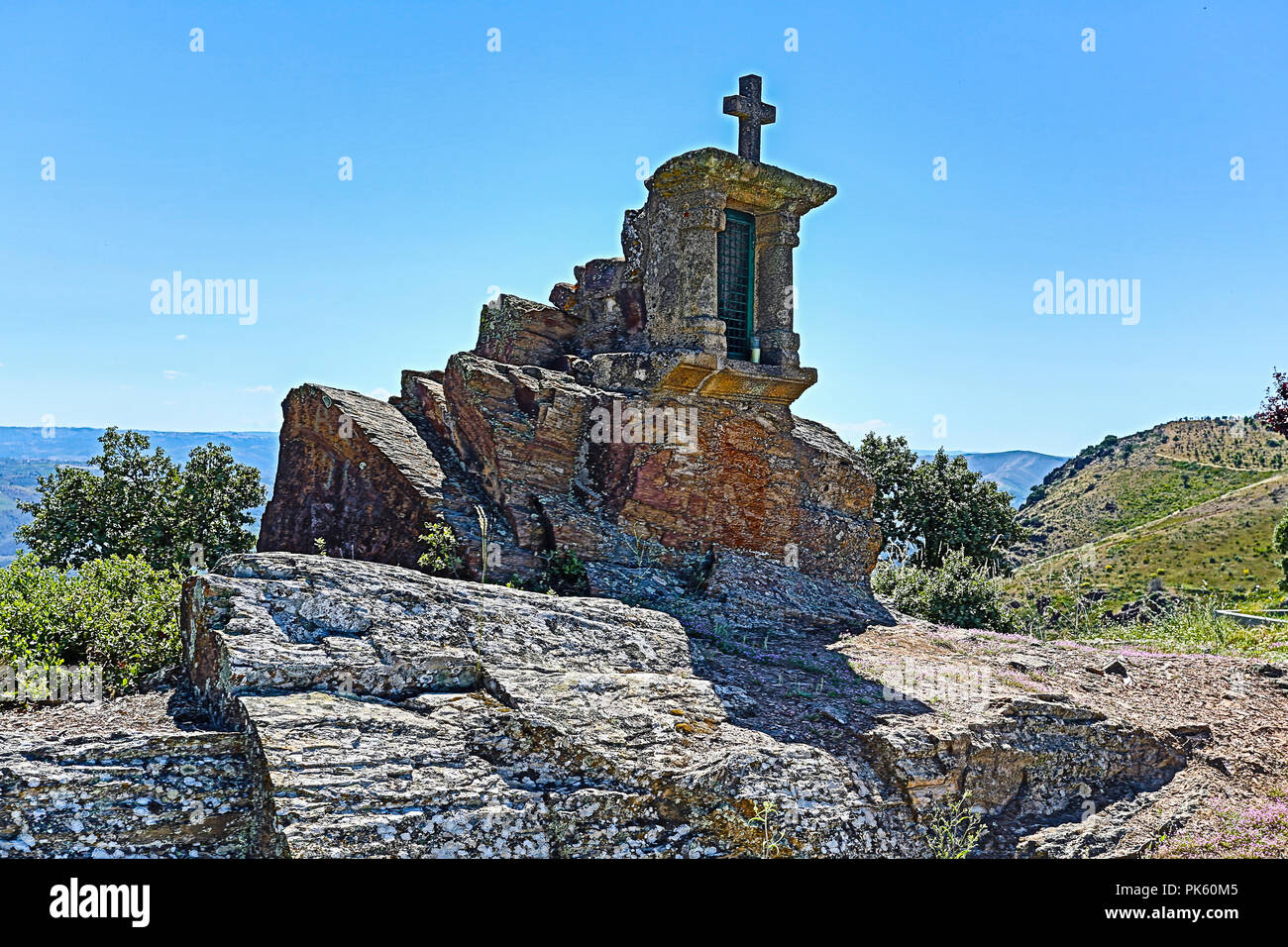 Der Bildstock (alminhas in Portugiesisch) in Mount St. Gabriel, in der Nähe von Castelo Melhor, Portugal. Sie sind kleine Hütten mit einem religiösen Bild platziert Stockfoto
