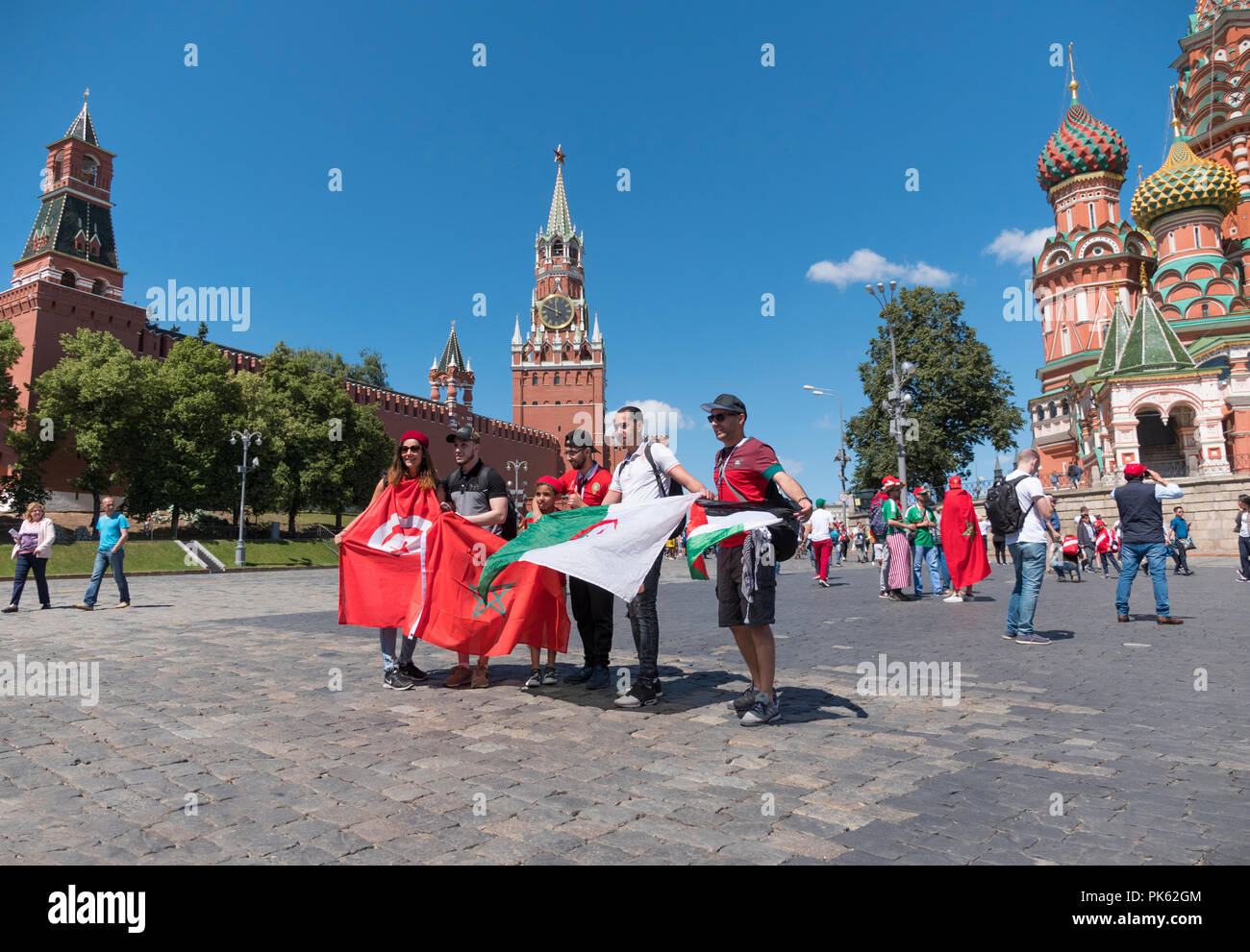 Moskau - 20. JUNI 2018: Fussball-WM Fanatiker von Tunesien, Marokko, Algerien, Jordanien mit Fahnen mit ihren typischen Kostüme in den Straßen, den 20. Juni 2018 in Moskau, Russland Stockfoto