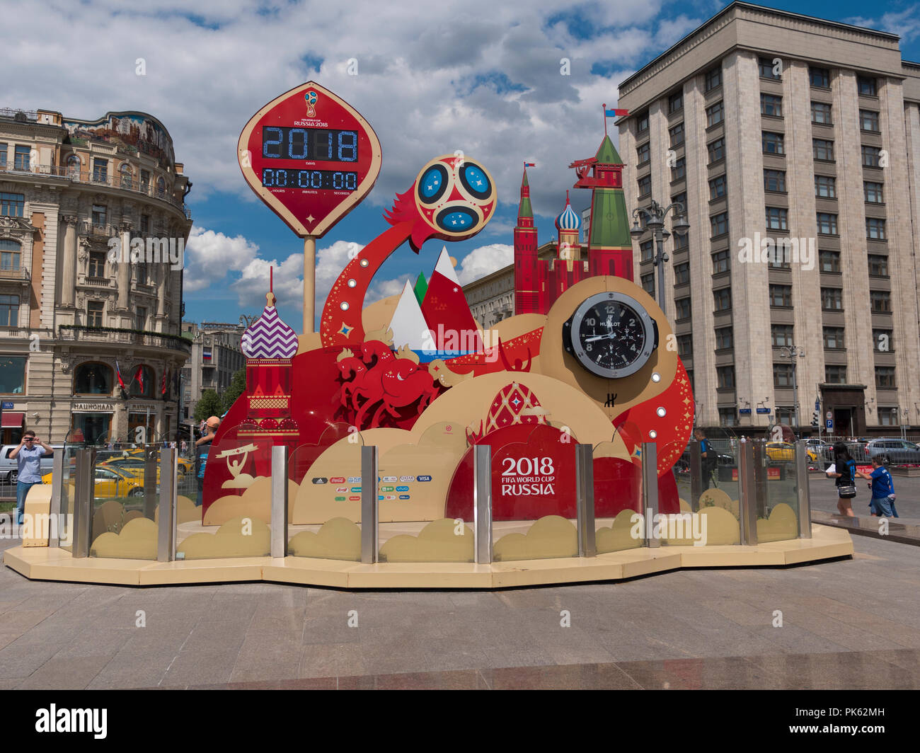 Moskau Russland - 20. JUNI 2018: eine Uhr mit einem Countdown der Tage, Stunden und Minuten bis zum Start der FIFA WM 2018 in Russland an der Manege Square in der Nähe von Kreml. National Hotel auf Hintergrund. Am 20. Juni 2018 in Moskau, Russland Stockfoto
