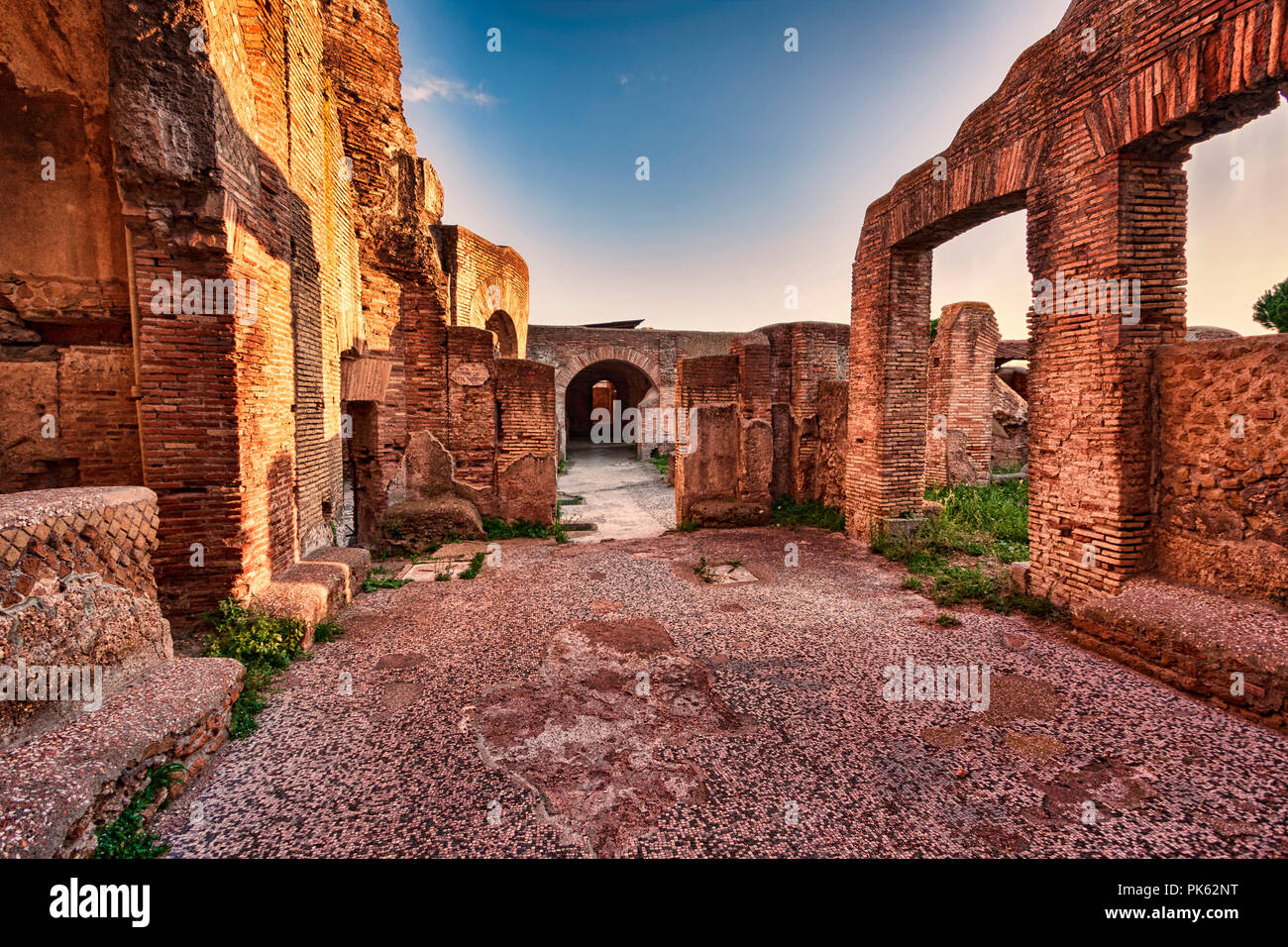 Römische Ruinen s Street View von Sieben Weisen Spa im Antiken Ostia - Rom Stockfoto