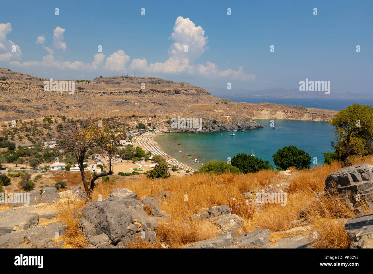 Blick auf die malerische Bucht von Saint Paul an der Unterseite der Akropolis von Lindos auf der griechischen Insel Rhodos in Griechenland. Stockfoto