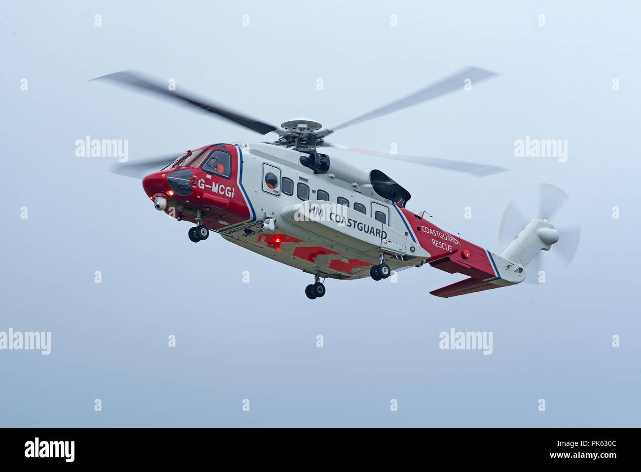 Der Inverness basierte HM Küstenwache SAR-Hubschrauber Verlassen seiner Basis im Westen Köpfe auf eine Mission nach Fort William in Lochaber Bezirk. Stockfoto