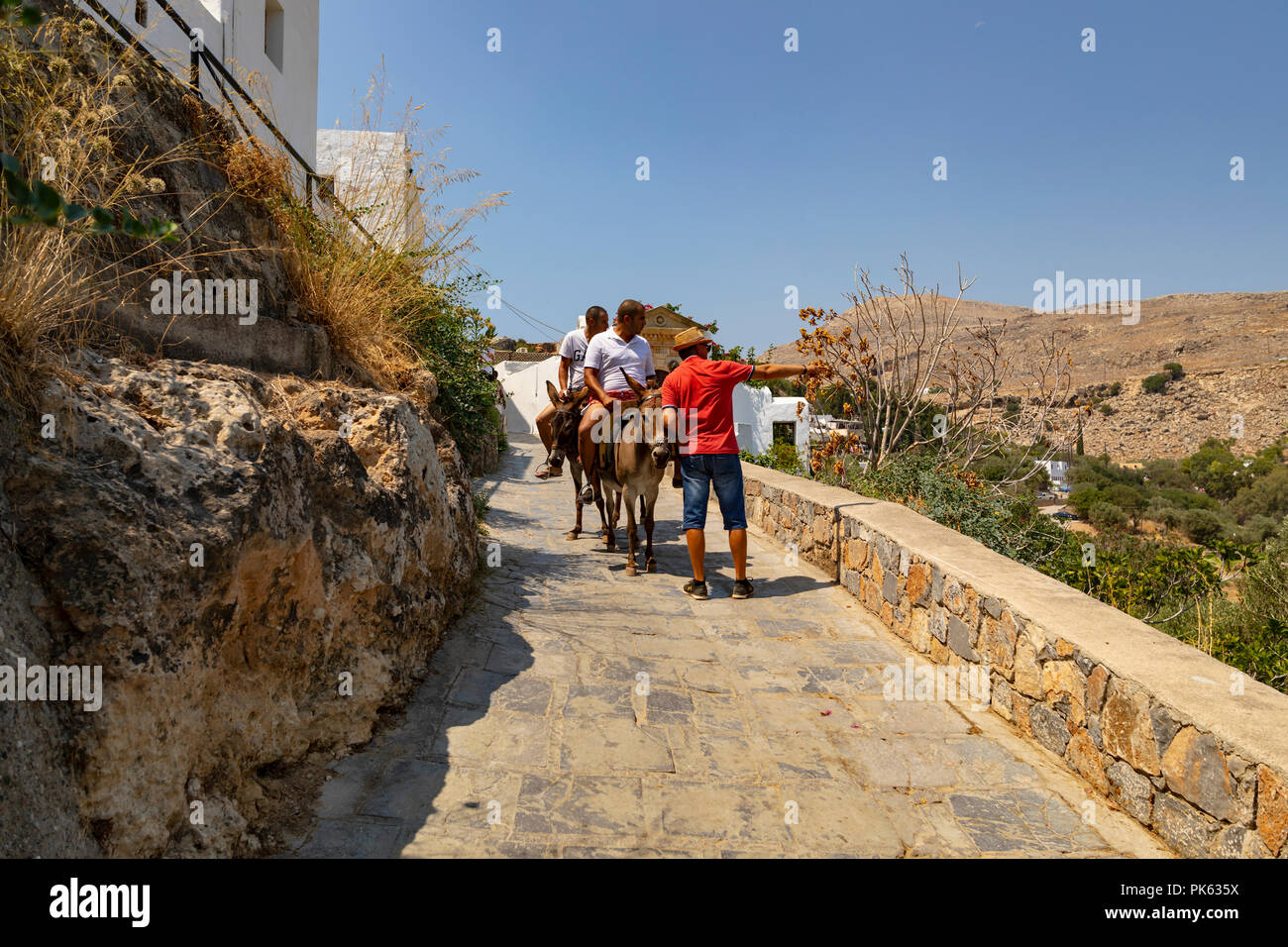 Lindos, Griechenland - August 5, 2018: an die oberste Stelle der Akropolis von Lindos auf Rhodos, Griechenland erhalten, können Sie einen Esel reiten. Stockfoto