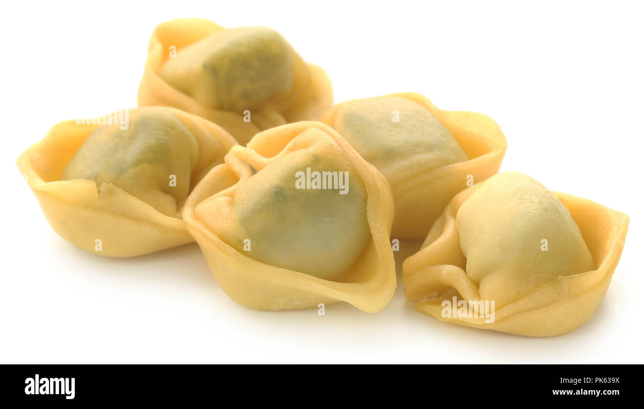 Italienische Tortelloni aus Spinat und Weizenmehl auf weißem Hintergrund Stockfoto