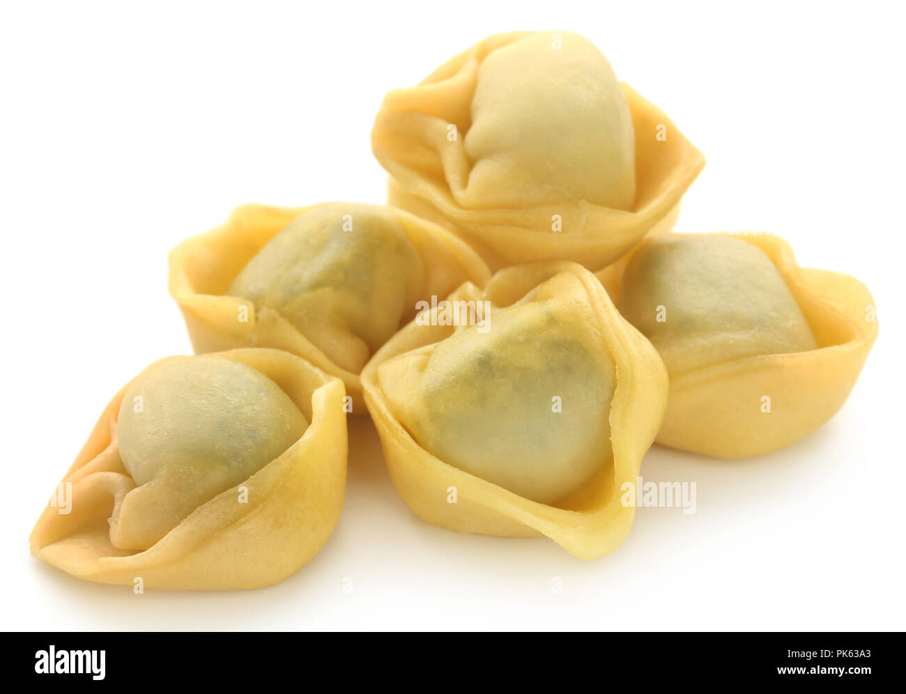 Italienische Tortelloni aus Spinat und Weizenmehl auf weißem Hintergrund Stockfoto