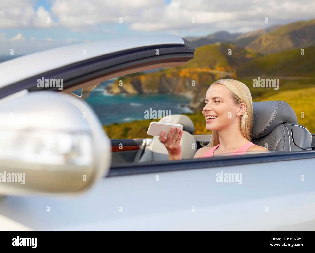 Frau Aufnahme Voice auf dem Smartphone im Auto Stockfoto