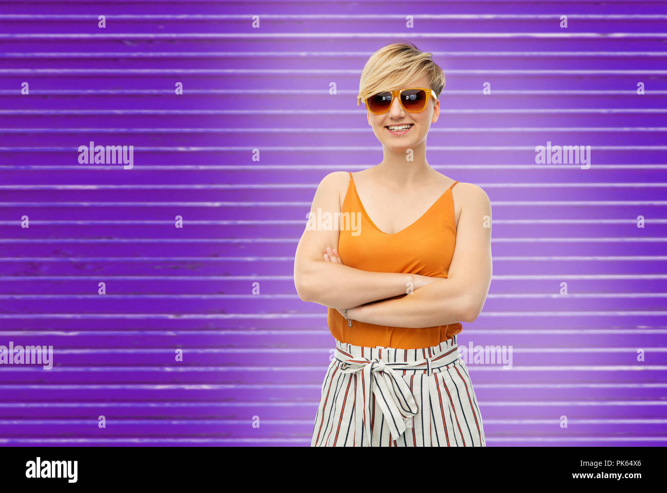 Frau in der Sonnenbrille über ultra violette Hintergrund Stockfoto